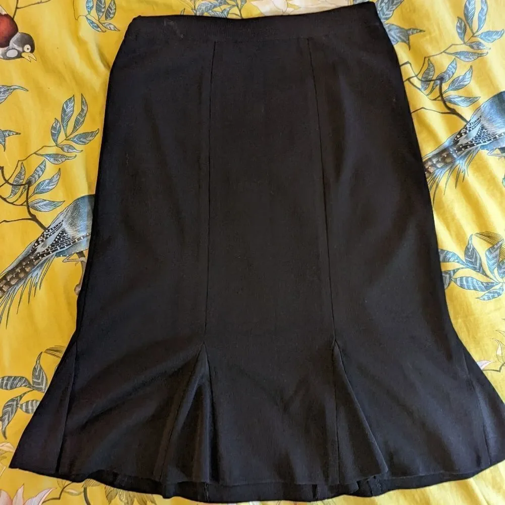 MISOOK knit knee length pleated fit and flare black skirt euc sz small